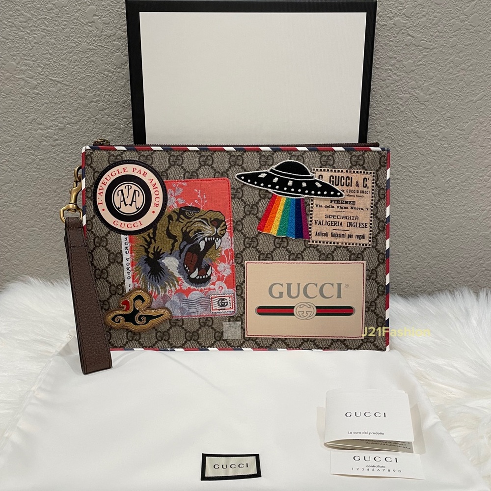 NEW Authentic Gucci Courrier GG Supreme Pouch - Picture 1 of 11